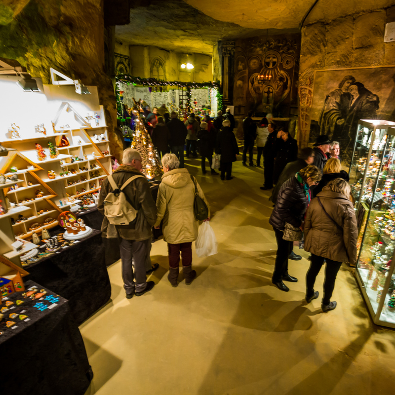 Shoppende mensen met kerstmarkt Fluweelengrot