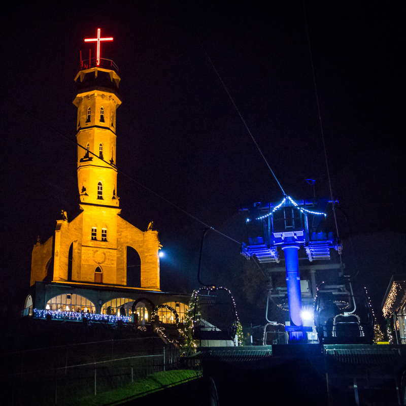 Verlichte Wilhelminatoren en kabelbaan in het donker