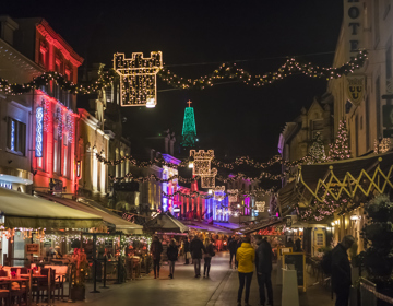 Kerstversiering boven de straten in het centrum van Valkenburg in de avond