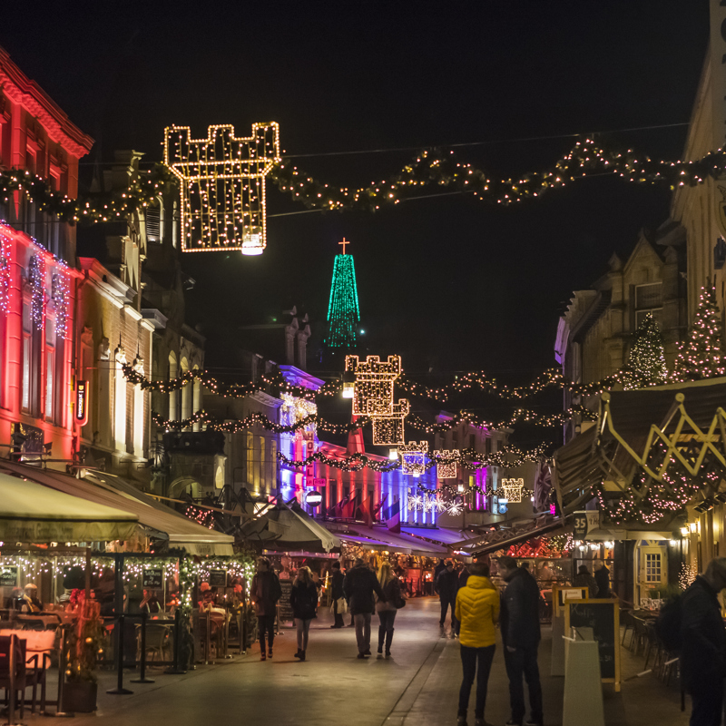 Kerstversiering boven de straten in het centrum van Valkenburg in de avond