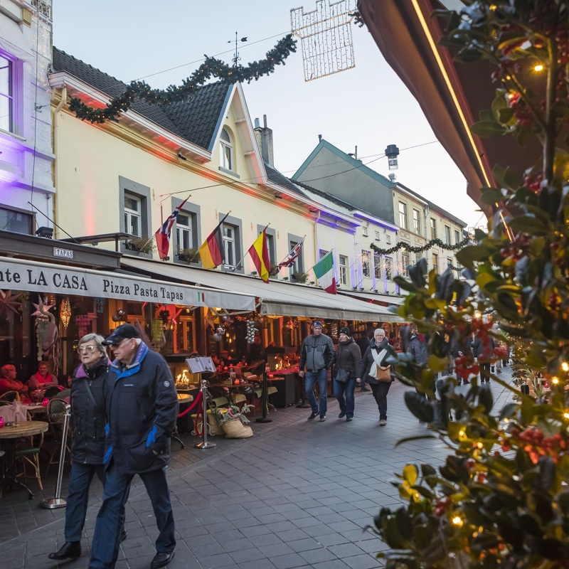 Sfeerfoto van Grotestraat centrum Valkenburg tijdens kerst