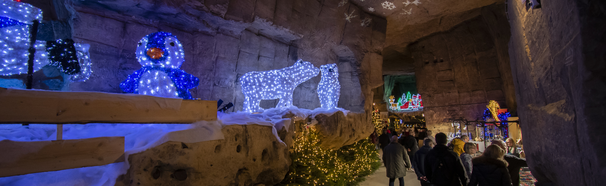 Grote lichtornamenten van ijsberen en pinguïns in kerstmarkt Gemeentegrot