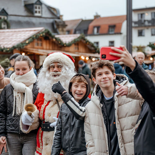Jongeren nemen selfie met Kerstman